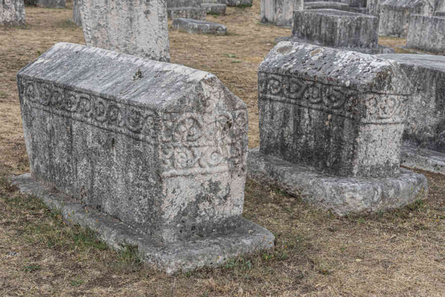 Bosnia y Herzegovina - Stolac - necrópolis de Radimlja - tumbas Stecci 19.jpg